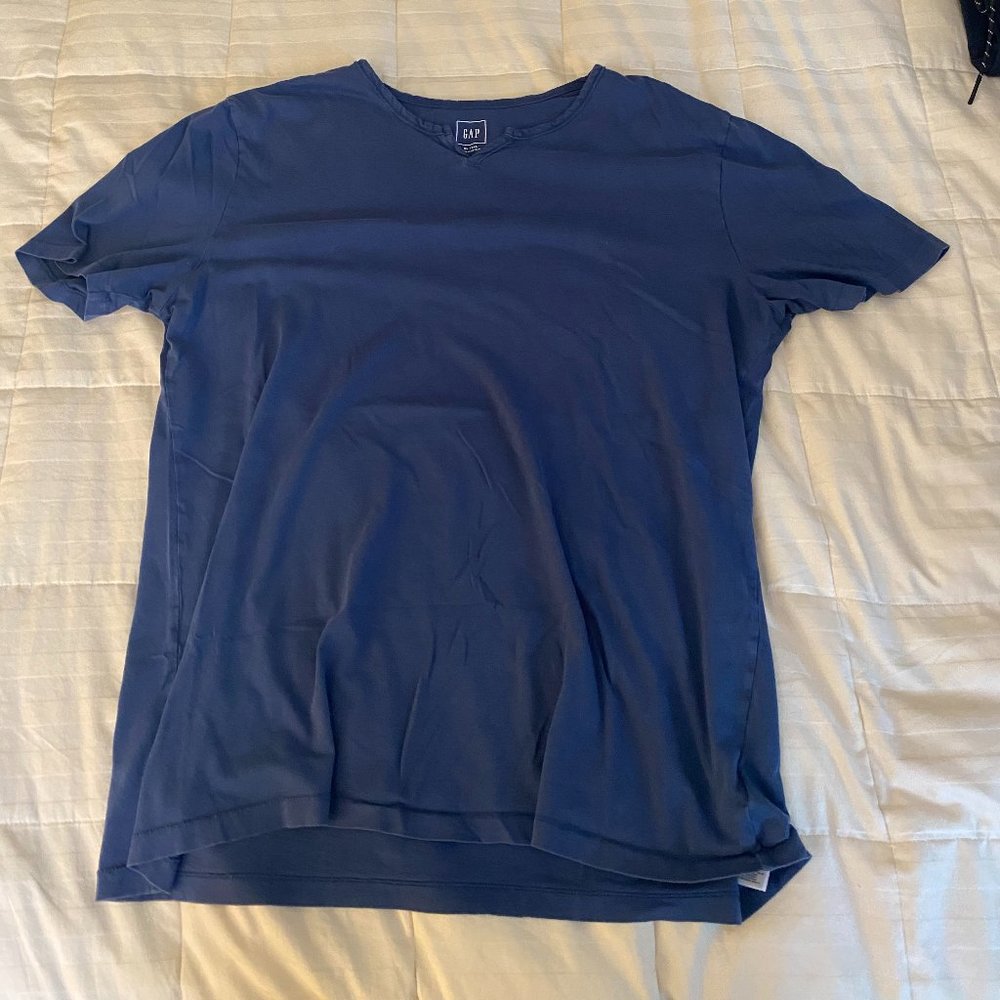 GAP Men's V-Neck T-shirt